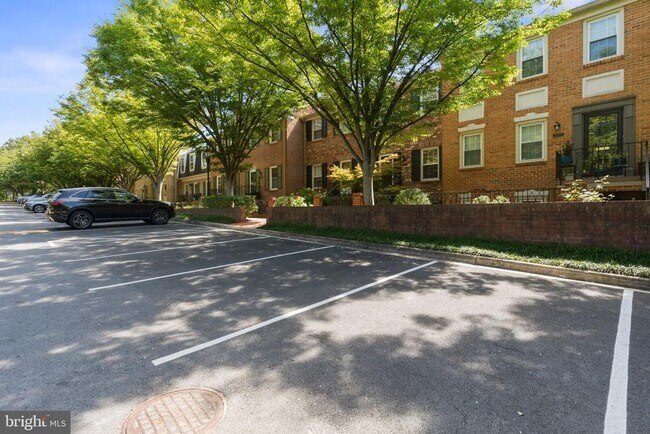 Building Photo - 3217 Sutton Pl NW