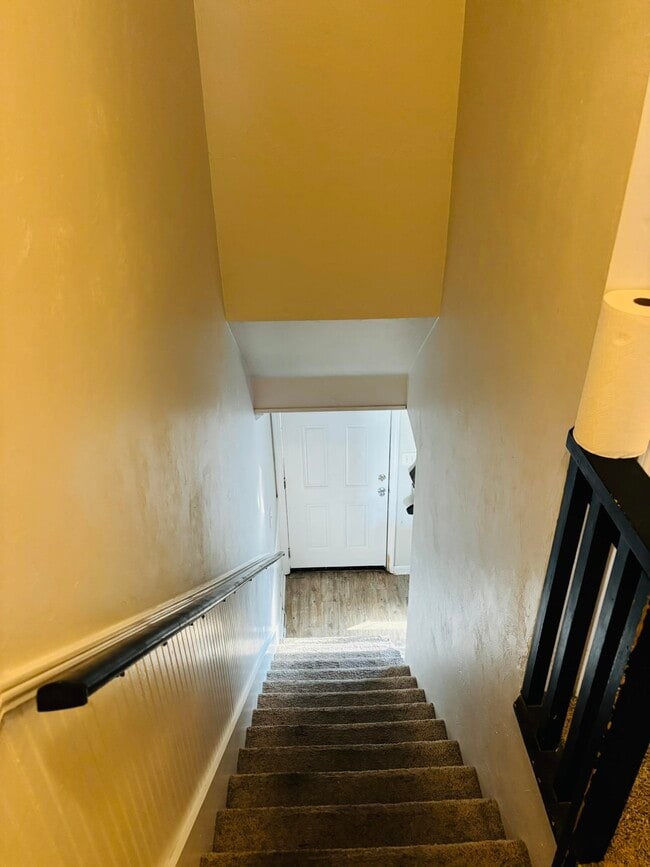 Building Photo - 301 S Lipona Rd