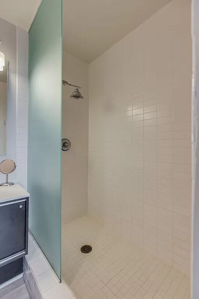 Building Photo - 1 Bed/1 Bath Condo at 5th and Main, Assigned Parking, Washer/Dryer/Covered Balcony