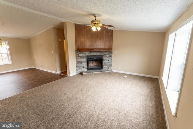 Building Photo - 1205 W 6th St