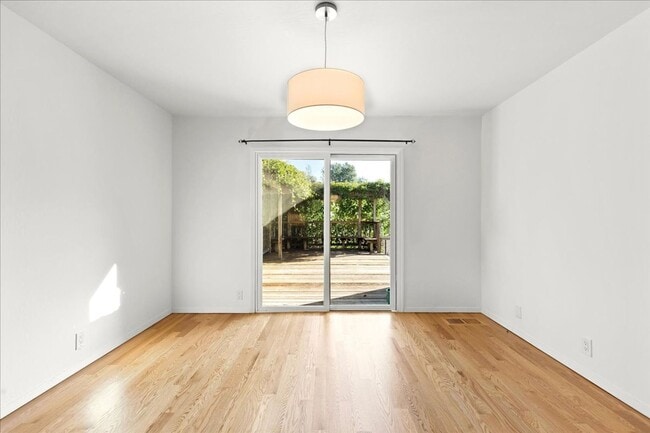 Building Photo - Beautiful remodeled 3 Bed 2 Bath home in L...