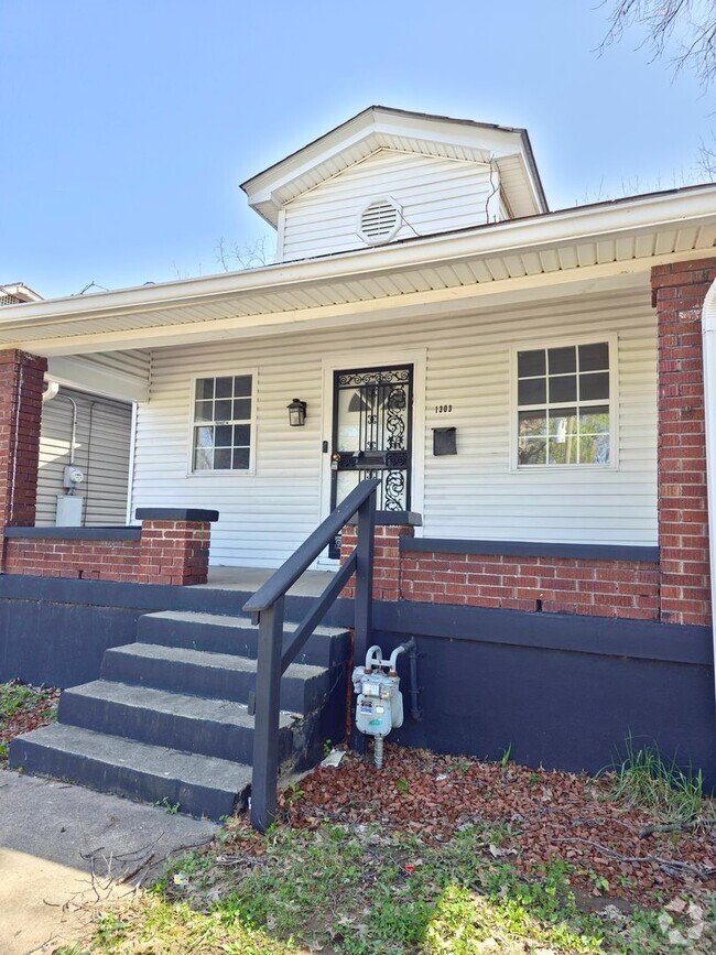 Building Photo - Spacious Three Bedroom House - MOVE IN TODAY!