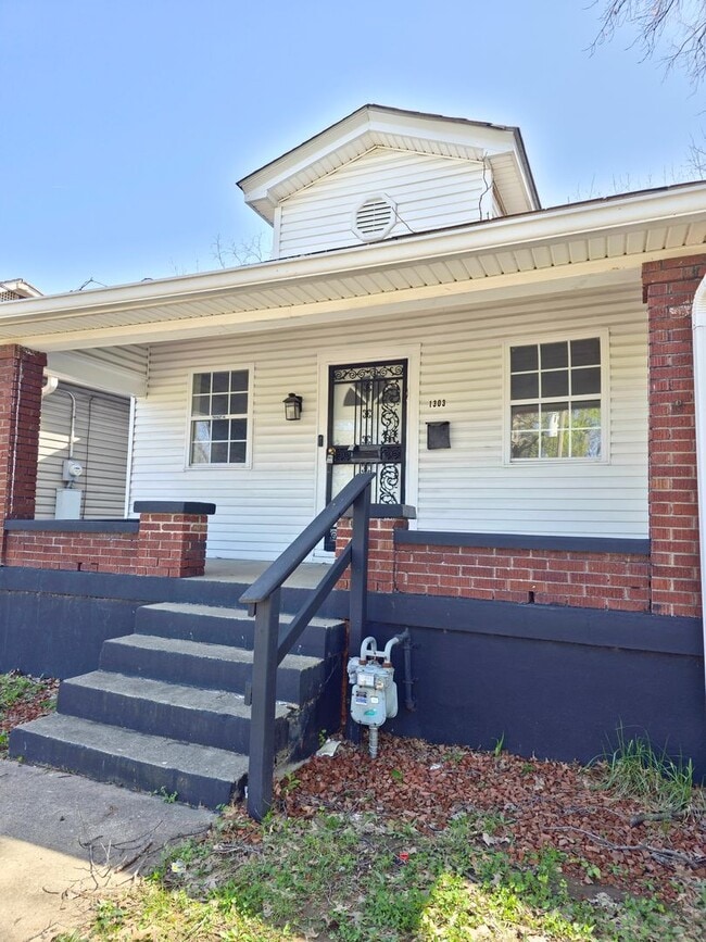 Building Photo - Spacious Three Bedroom House - MOVE IN TODAY!