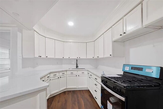 Building Photo - 215 Caplin St