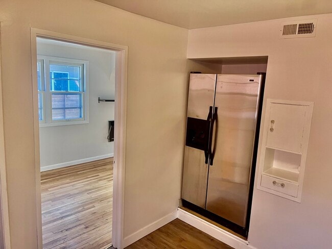 Building Photo - Super Cool Duplex Unit with One Car Garage