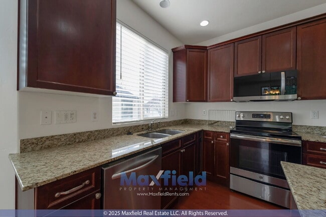 Building Photo - NEW CARPET - 6BD 4BTH 2GAR - Home in Lehi - 6 Month Lease available