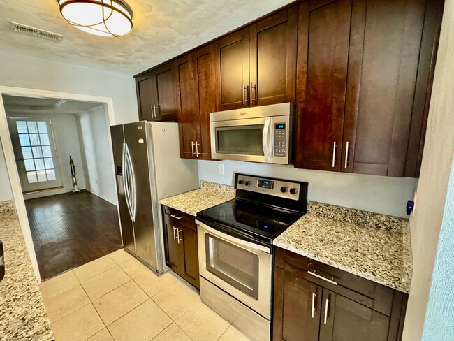 Building Photo - Spacious end unit townhome with first floo...