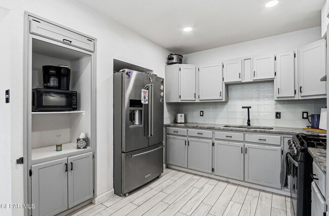 Building Photo - 7740 Phoenix Ave