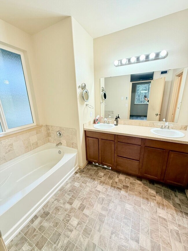 Building Photo - Beautiful house in Maple View Meadows.