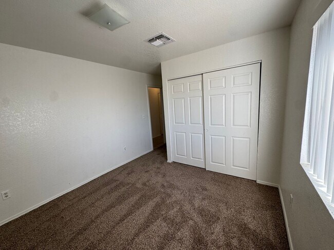 Building Photo - 3BR Duplex with gated yard and Garage