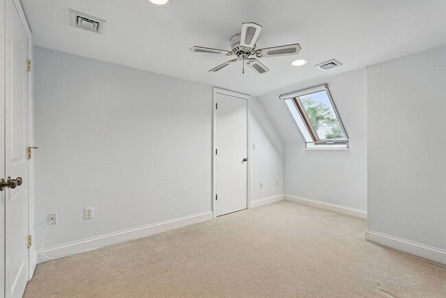 Building Photo - Charming 5 Bedroom, 3.5 Bathroom Home in M...