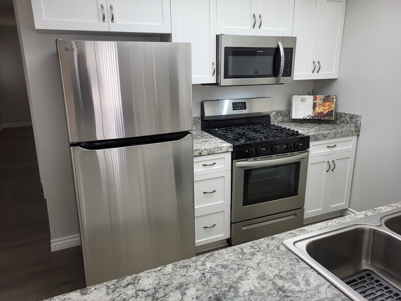Gourmet Kitchen - 16042 Waikiki Ln