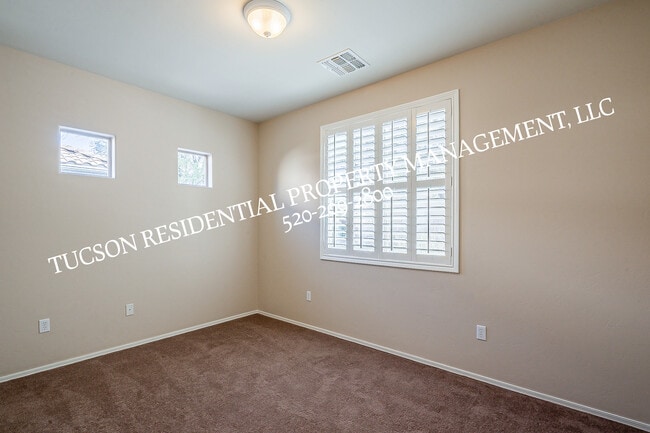 Building Photo - 6012 S Meadow Breeze Dr