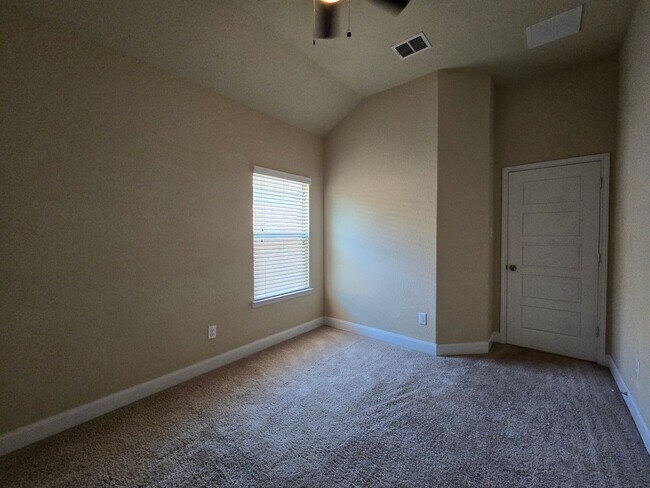 Building Photo - Walk to Historic Gruene! Fridge Included /...