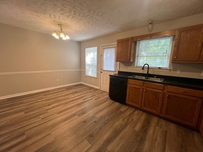 Building Photo - 1510 Center Pointe Dr