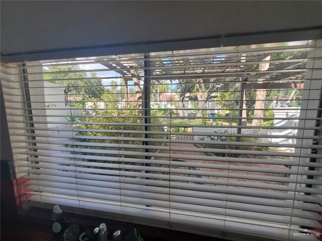 Building Photo - 15 Sunflower Ave