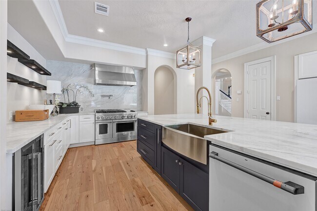 Building Photo - 15222 Hilltop View Dr