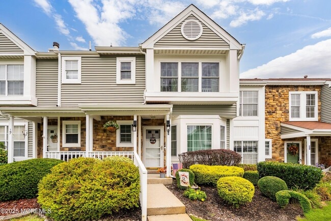 Primary Photo - 19 Horseshoe Ct