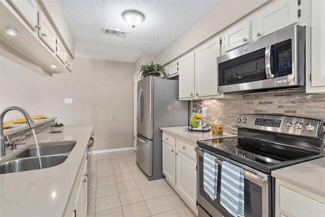 Building Photo - 6602 Montauk Dr