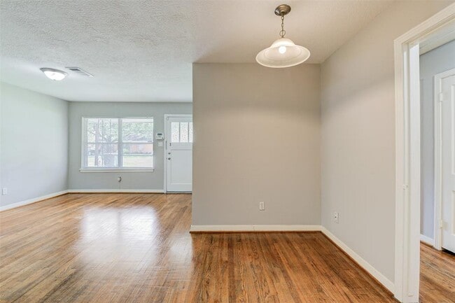 Building Photo - 5907 Nelwyn St