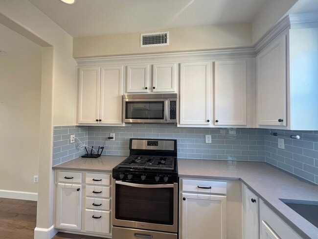 Building Photo - Spacious 1 Bedroom 1 1/2 Bathroom Townhome...