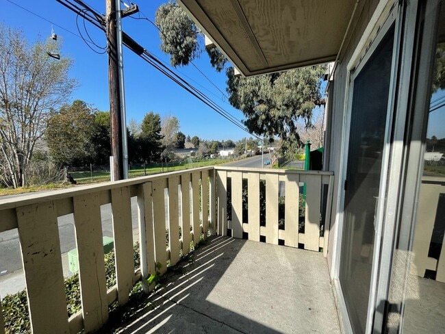 Building Photo - Downstairs 1-Bedroom Apartment, Private Patio, New Carpet & On-Site Laundry