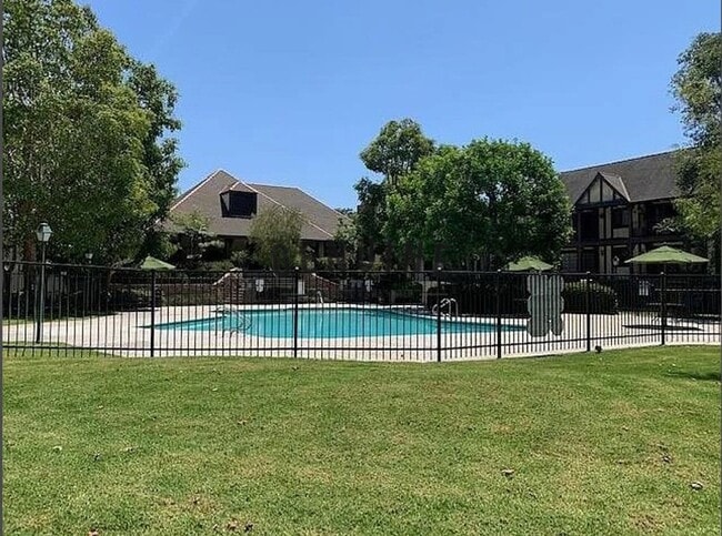 Building Photo - $500 off 1st Month ! 1 Bedroom ~ Live in t...