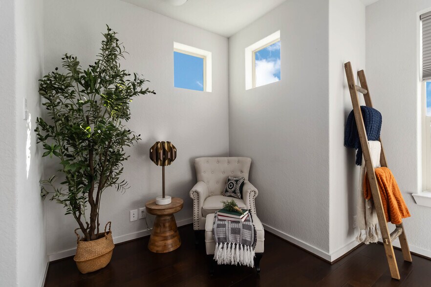 Building Photo - 2104 N Saint Marys St