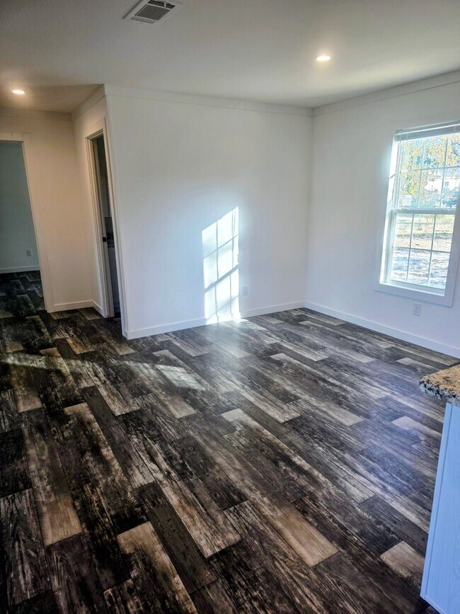 Building Photo - New 3 bedroom 2 Bathroom Home