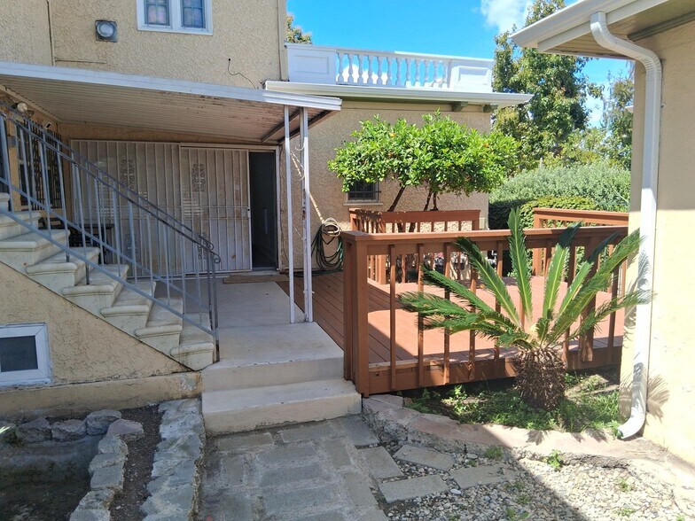 Building Photo - 6250 S Van Ness Ave