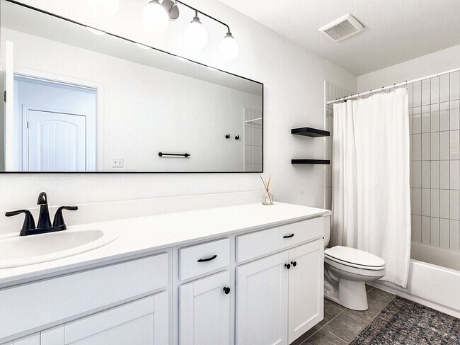 Building Photo - Beautiful and Contemporary 3 BR / 2.5 BA H...
