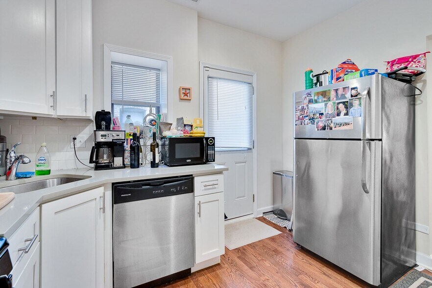 Building Photo - 1823 W Leland Ave