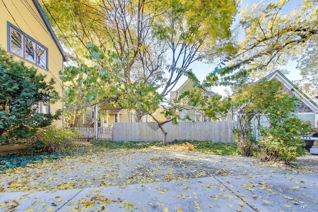 Building Photo - 916 Pleasant St