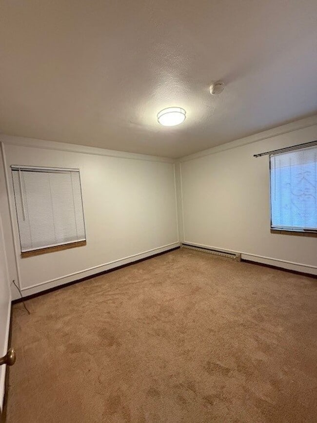 Building Photo - Cliff Dr. Apartment - Spacious with Hardwo...