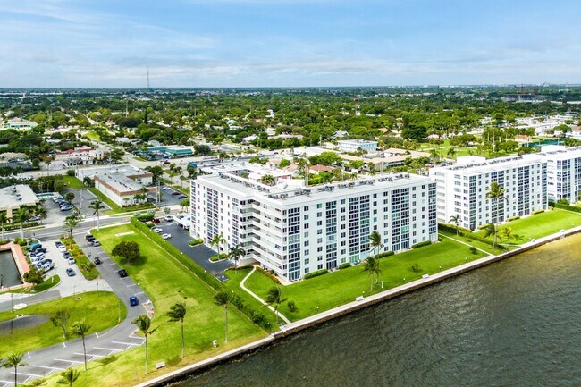 Building Photo - 301 Lake Shore Dr