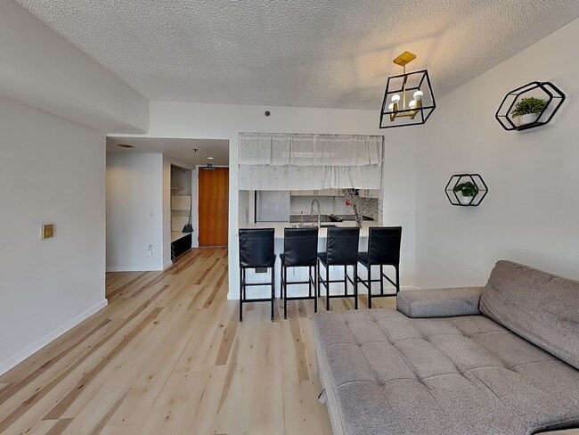 Building Photo - Well-Lit 1 Bedroom, 1 Bathroom Condo in Oa...