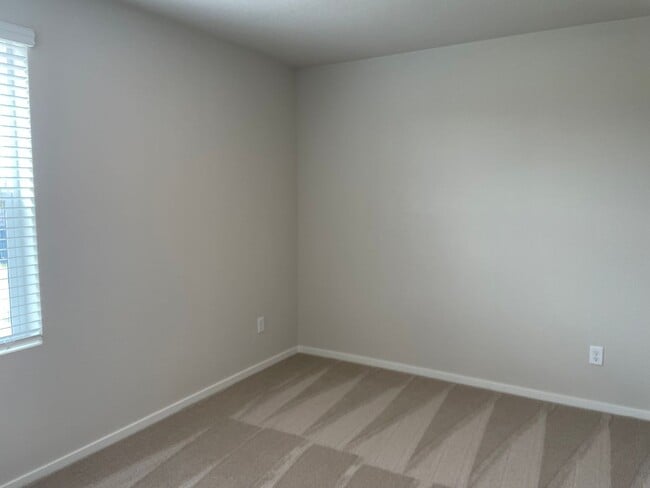 Building Photo - GORGEOUS 4 BED/2.5 BATH! HIGH END FINISHES ! SPACIOUS ROOMS ! FENCED BACK YARD !