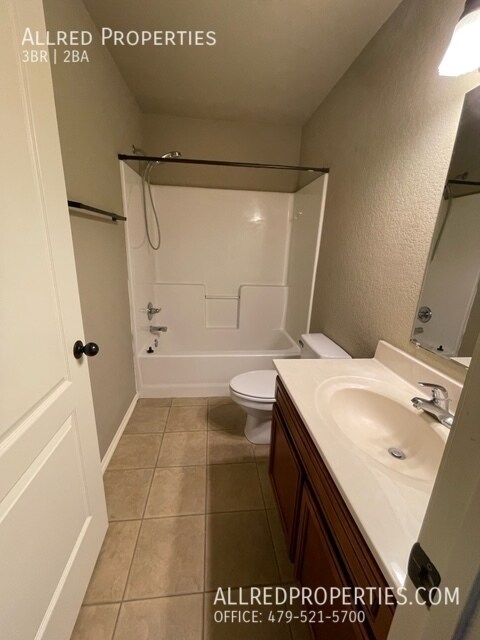 Building Photo - 1712 N Chestnut Ave