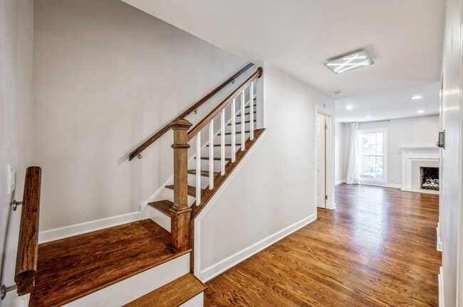 Building Photo - Gorgeous & Spacious Lincolshire Townhouse ...