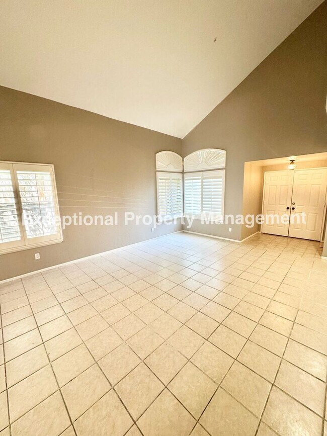 Building Photo - Great 4 bed 3 bath home in Fontana