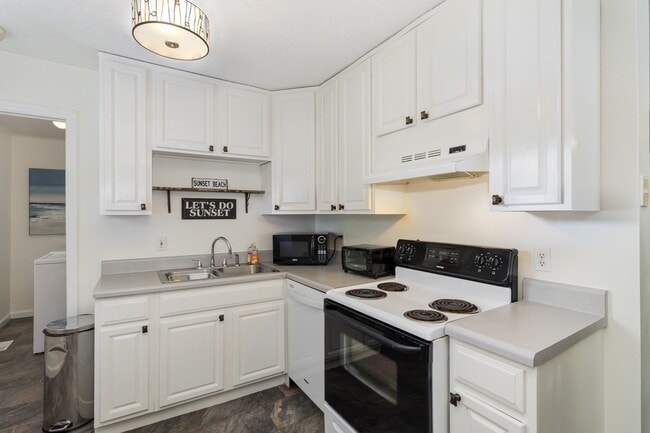 Building Photo - 205 Sunset Dr