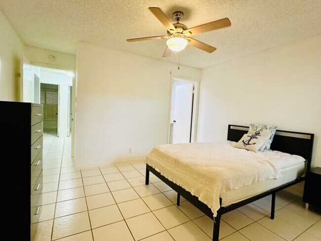 Building Photo - 5077 Forsythia St