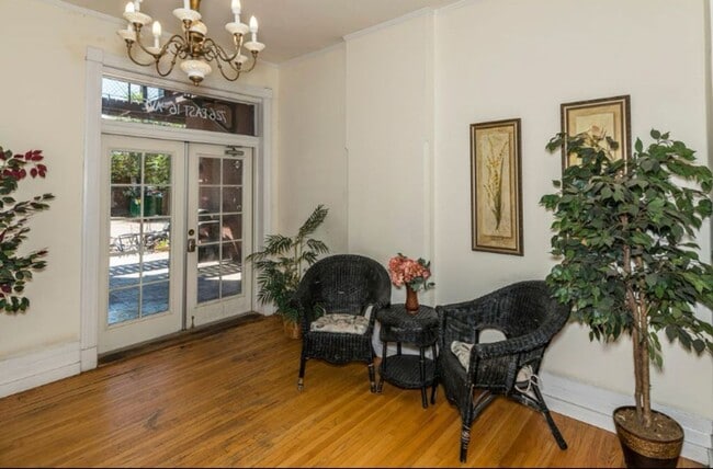 Building Photo - Charming Historic Condo in the Heart of Up...