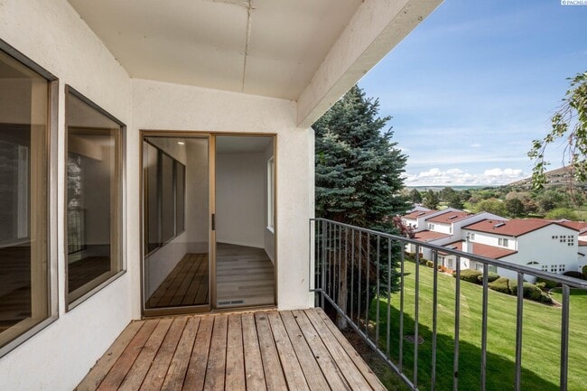 Building Photo - Meadow Springs Condo