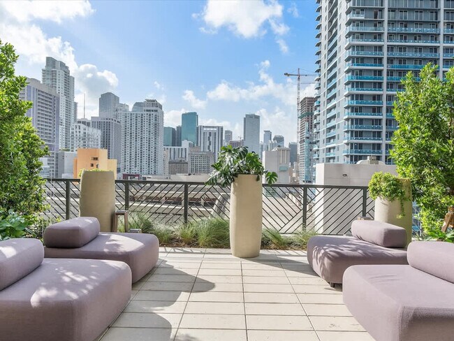 Building Photo - 601 NE 1st Ave