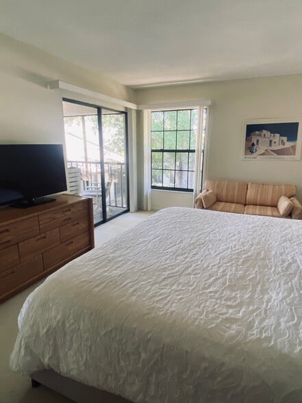 Building Photo - 4727 Winslow Beacon