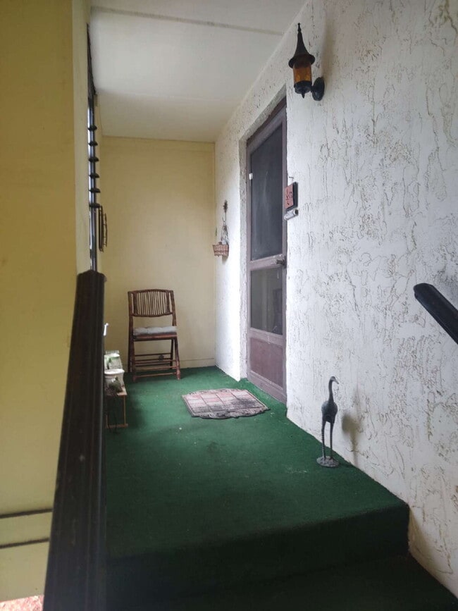 Building Photo - "Charming 1-Bedroom Condo in a 55+ Community."