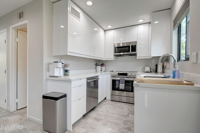 Building Photo - 4610 N 68th St
