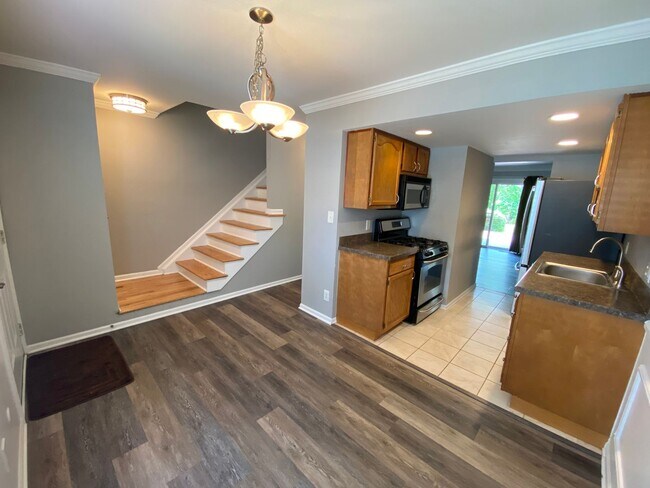 Building Photo - River-front condo, UA schools, 2 BR/1.5 BA
