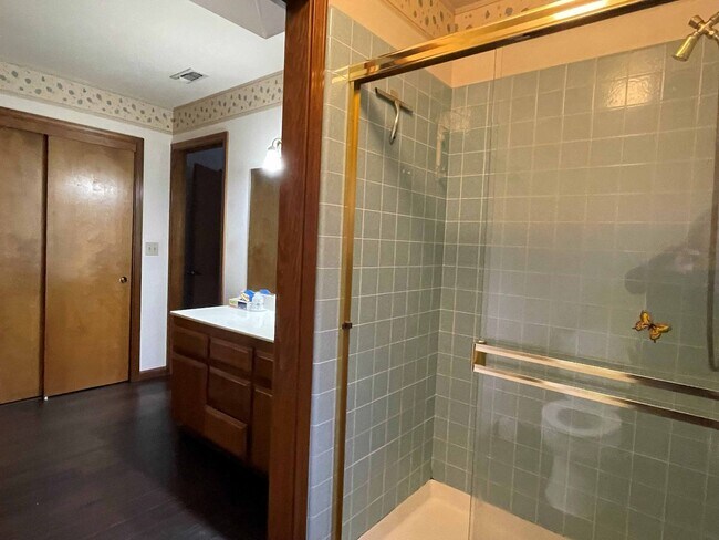 Building Photo - 3 bedroom 3 bath plus a large room downstairs in Lake Wildwood, Penn Valley, CA